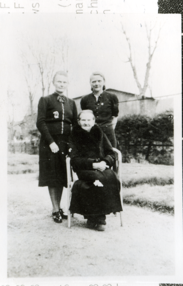 Peterswalde Kr. Osterode, Hauslehrerin W. Troyke mit Schwester und Mutter