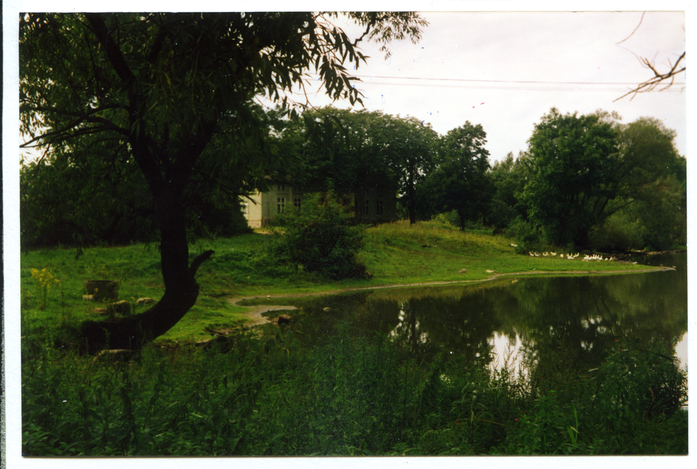 Sallewen, Blick auf das ehem. Gutshaus Domnick-Hopp über den Dorfteich