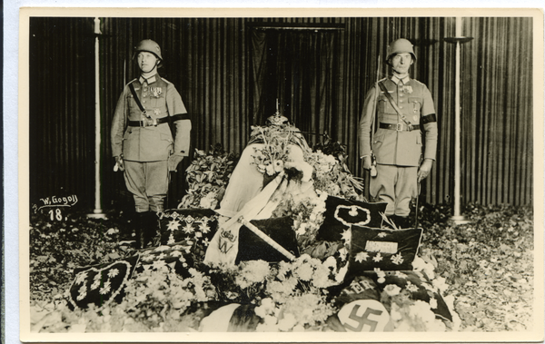 Hohenstein Kr. Osterode,  Tannenberg-Nationaldenkmal, Ehrenwache an Hindenburgs Sarg im Hindenburgturm