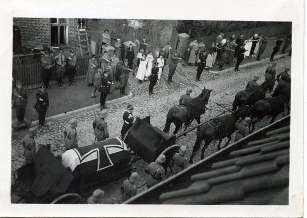 Hohenstein Kr. Osterode,  Überführung von Hindenburgs Sarg von Richtung Markt zur Denkmalsstraße