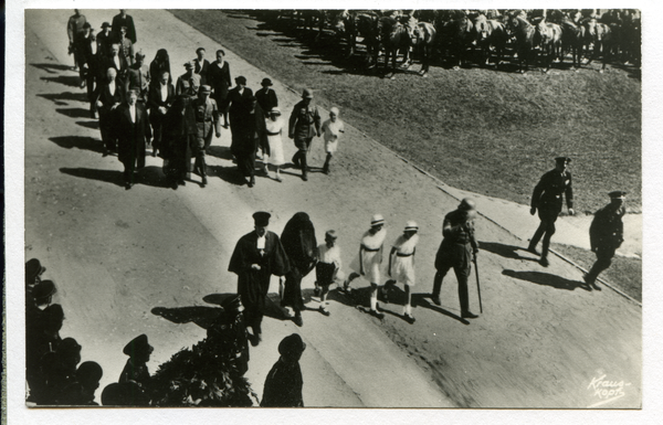 Hohenstein Kr. Osterode,  Hindenburgs Angehörige auf der Zufahrtsstraße des Tannenberg-Nationaldenkmals