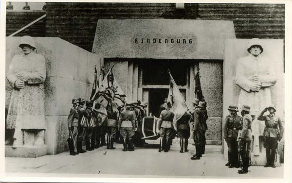 Hohenstein Kr. Osterode, Reichsehrenmal Tannenberg, Überführung von Hindenburgs Sarg in die Gruft