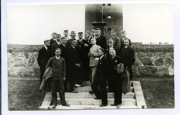 Hohenstein Kr. Osterode, Tannenberg-Nationaldenkmal, Königsberger Studenten bei der Sonnenwendfeier auf dem Ehrenhof