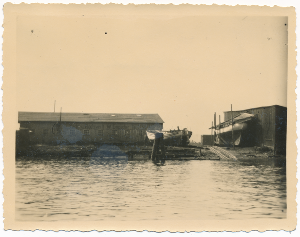 Königsberg (Pr.), Altst. Holzwiesenstr., Yacht- und Bootswerft Willy Empacher, rechts Segelschiff Baldur II im Winterlager