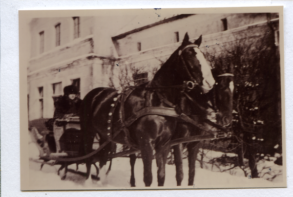 Lindenau Kr. Osterode, Kutscher Libuda vor dem Gutshaus (Winteraufnahme)