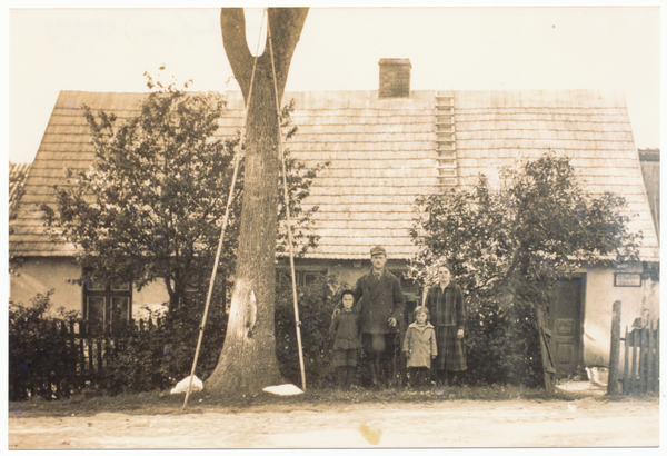 Scherrewischken, Wohnhaus Schuhmacher Gustav Sullus mit Familie