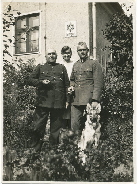 Christiankehmen, Landjägerei, davor Wilhelm Brandt, Elisabeth und Hermann Plaumann