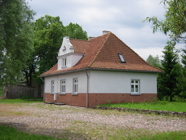 Zollteich (Pobłędzie), ehem. Bahnhofsgebäude, Anfahrtseite