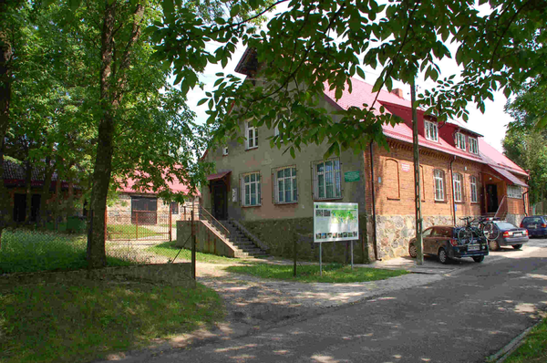 Wehrkirchen (Żytkiejmy), ehemalige Schule, heute Sitz der Verwaltung des Naturschutzgebietes Rominter Heide