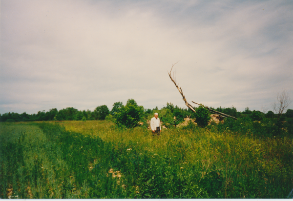 Kummeln (Вишнёвое), Helmut Rammoser vor den Resten seines Bauernhofes