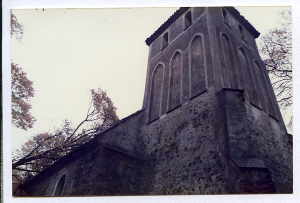 Marienfelde Kr. Osterode (Glaznoty), Ev. Kirche, Umgestürzter Baum auf dem Kirchdach