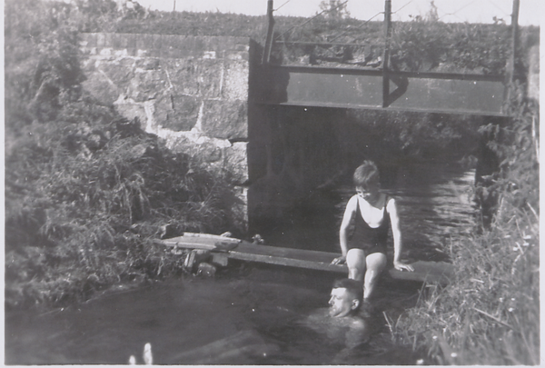 Nickelnischken, Baden vor der Brücke des Esserkehmer Seegrabens