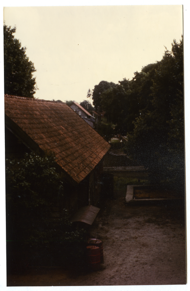 Mispelsee (Jemiołowo),  Schule, Blick aus der Oberstube nach Westen auf den Stall mit Scheune und Schulhof