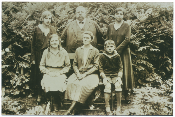 Alt Eszergallen, Hauptschullehrer Paul Schmidt mit seiner Familie