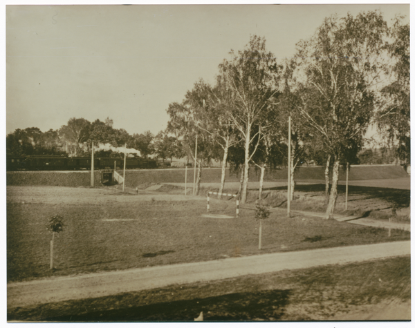 Alt Eszergallen, Umfeld der Schule mit Sportplatz und Bahndamm