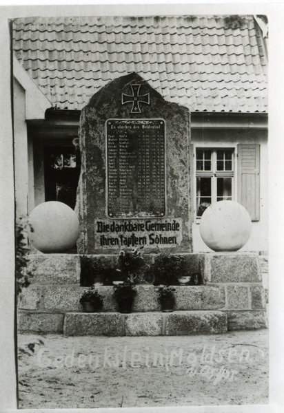 Moldsen, Kriegerdenkmal nach der Weihe am 1.8.1926