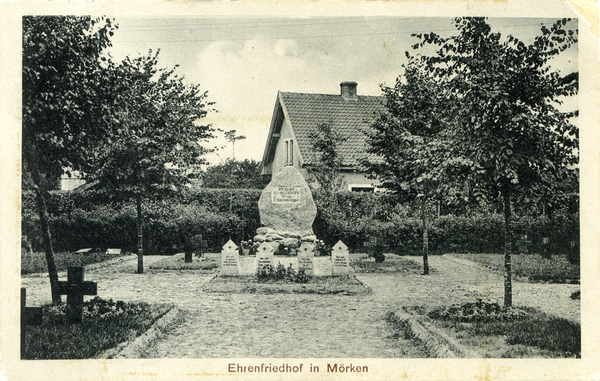 Mörken, Ehrenfriedhof mit Gedenkstein