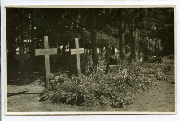 Mühlen, Ehrenfriedhof im Gutspark