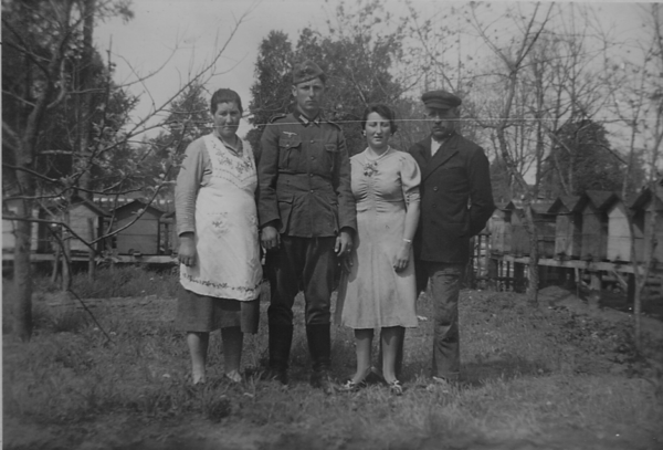 Dammfelde (Ostpr.), Adolf und Anna und deren Kinder Helmut und Edith Rimkus an den Bienenkörben
