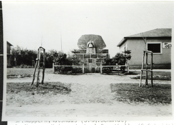 Groß Nappern, Kriegerdenkmal und Sporthalle