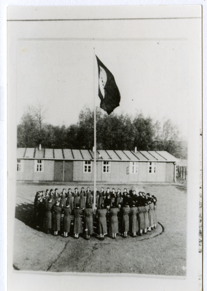 Osterwein, Weibliches RAD-Lager, Flaggenparade