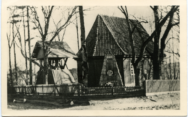 Peterswalde Kr. Osterode, Ev. Kirche mit Glockenstuhl und Kriegerdenkmal