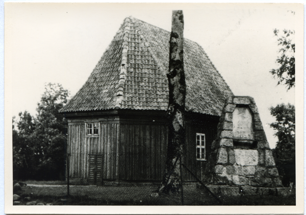 Peterswalde Kr. Osterode (Pietrzwałd), Ehem.(?) ev. Kirche und Überreste des Kriegerdenkmals