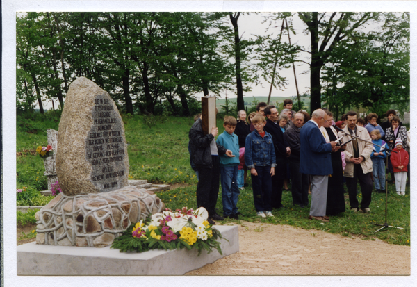 Peterswalde Kr. Osterode (Pietrzwałd), Einweihung des Gedenksteins für die Opfer beider Weltkriege