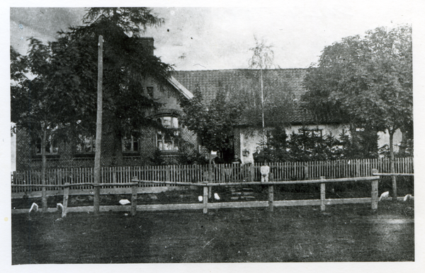 Platteinen, Schule, davor Lehrer Richter und Frau