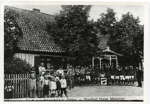 Plichten, 2 Fußballmannschaften vor dem Gasthaus Matzmor