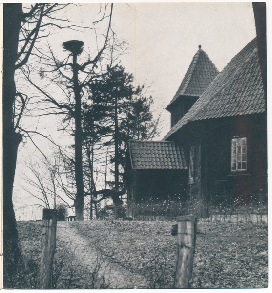 Reichenau, Storchennest an der ev. Holzkirche, das kleinste Gotteshaus in Ostpreußen