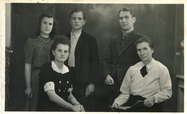 Röschken, Meta Salewski, geb. Olinski und ihr Bruder Emil rechts...