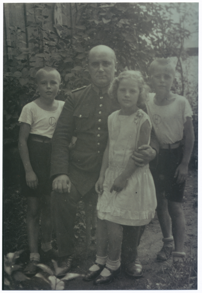 Neu Eschergallen, Adolf Grunwald mit seinen Kindern