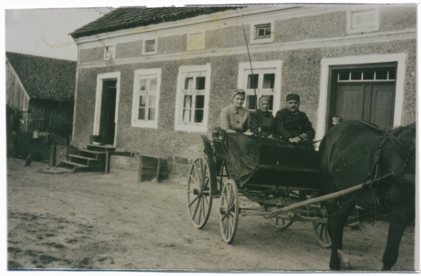 Neu Eszergallen, Hof Kiehl, Kutsche mit Luise und Max Neuhaus