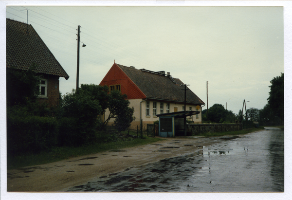 Schwedrich (Swaderki), Schule mit Bushaltestelle