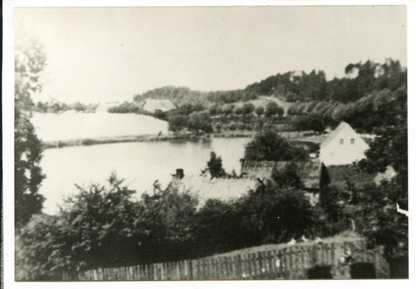 Schwirgstein Kr. Osterode, Blick über den Dorfteich, rechts die Schule