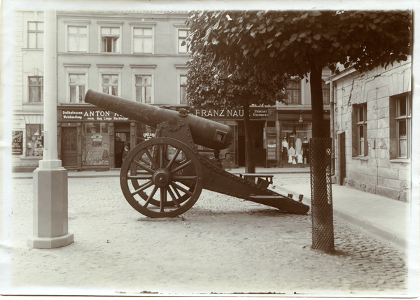 Osterode (Ostpr.), Russische Beutekanone auf dem Alten Markt