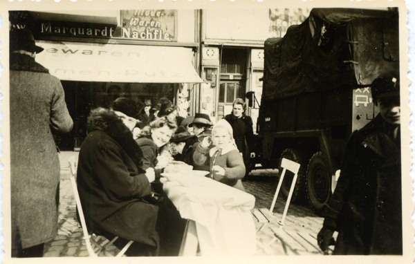 Osterode (Ostpr.), Tag der Wehrmacht, Schützen-Reg. 4, Verpflegung auf dem Markt