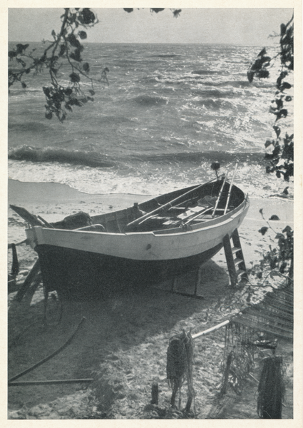 Sorgenau, Samlandküste bei Sorgenau, Fischerboot am Strand