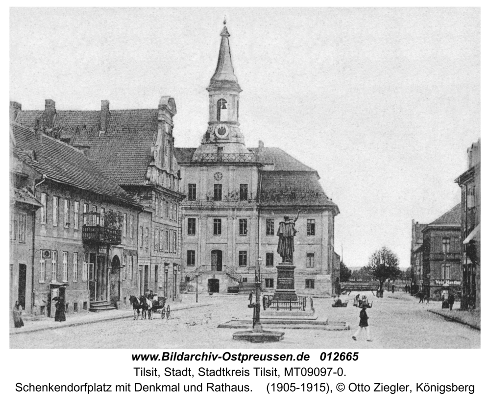 Tilsit, Schenkendorfplatz mit Denkmal und Rathaus