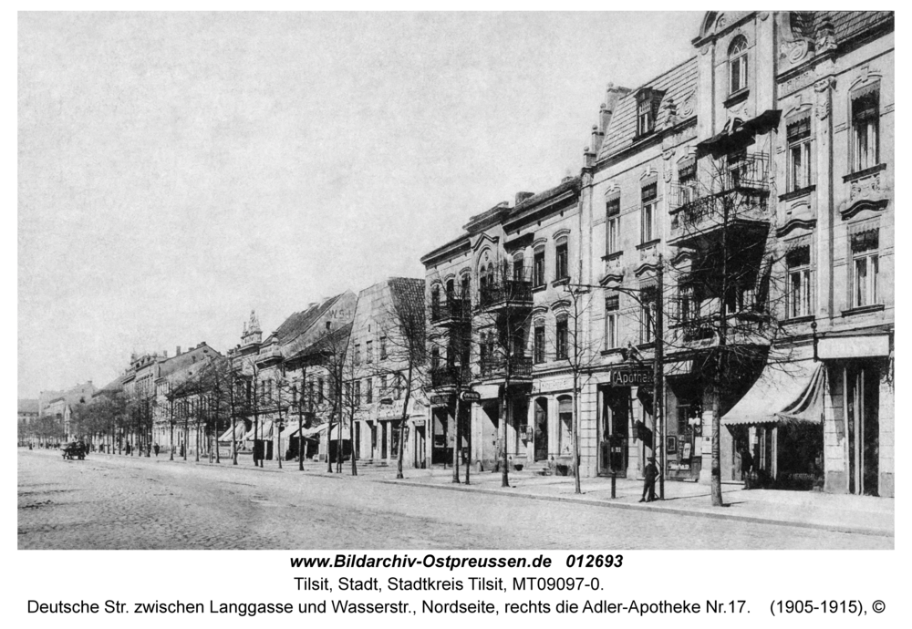 Tilsit, Deutsche Str. zwischen Langgasse und Wasserstr., Nordseite, rechts die Adler-Apotheke Nr.17