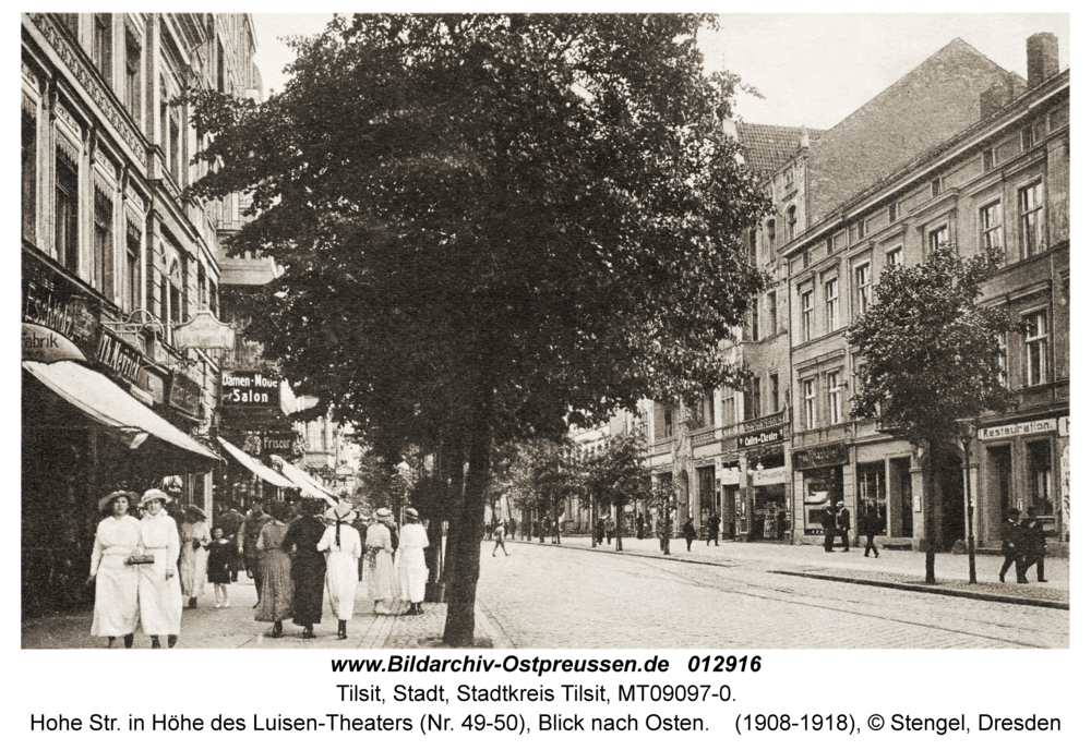 Tilsit, Hohe Str. in Höhe des Luisen-Theaters (Nr. 49-50), Blick nach Osten