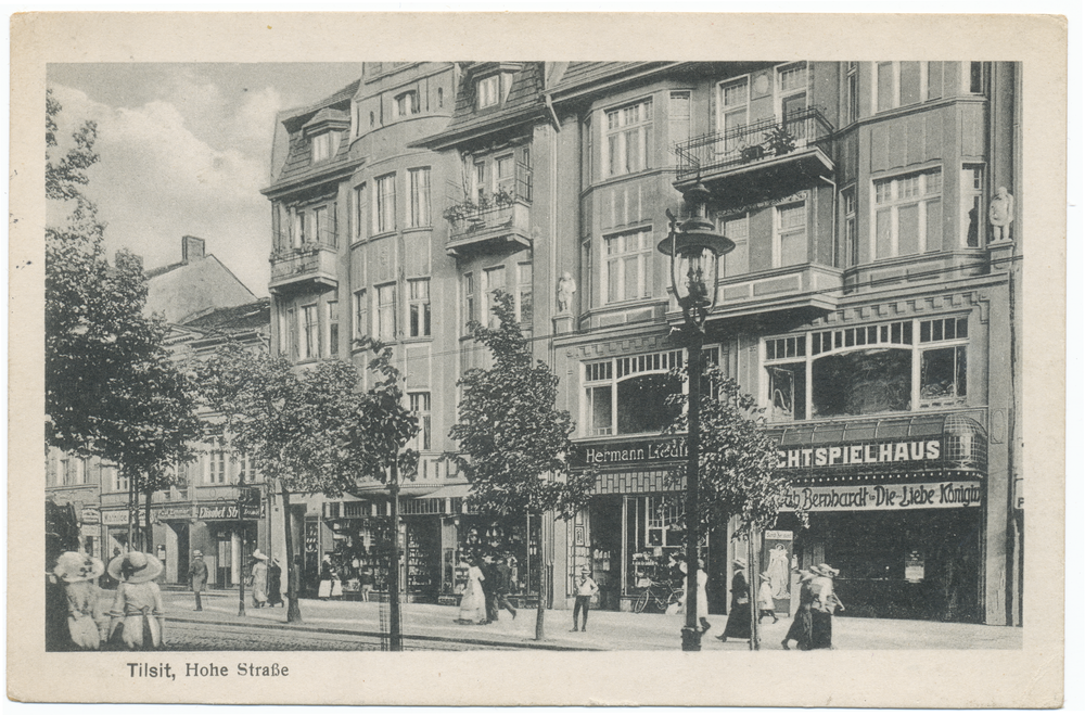 Tilsit, Hohe Str. zwischen Langgasse und Wasserstr. in Höhe des Lichtspielhauses (Nr. 62), Südseite