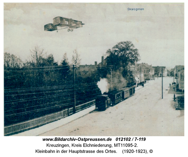 Kreuzingen, Kleinbahn in der Hauptstraße des Ortes