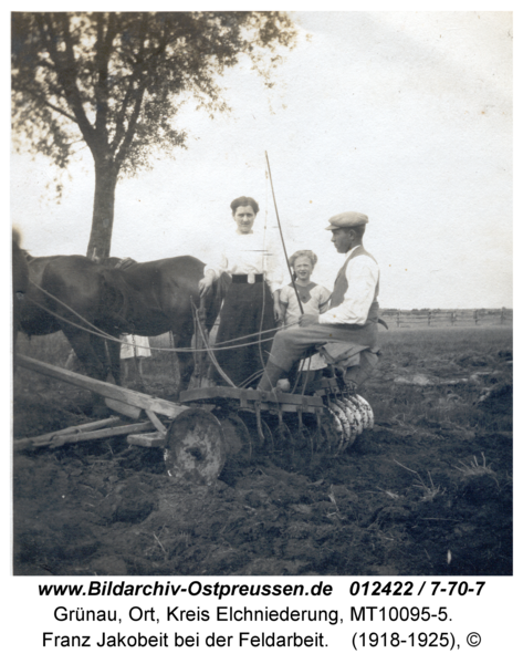 Grünau, Franz Jakobeit bei der Feldarbeit