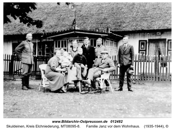 Skuldeinen, Familie Janz vor dem Wohnhaus