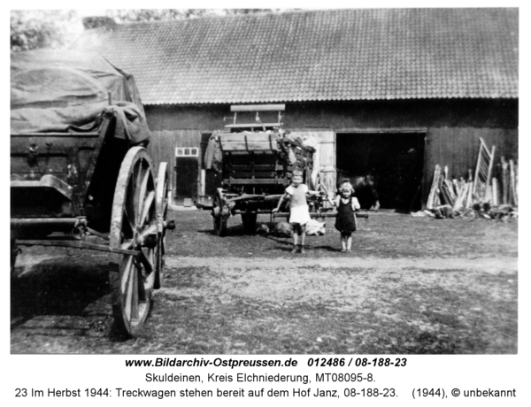 Skuldeinen, 23 Im Herbst 1944: Treckwagen stehen bereit auf dem Hof Janz, 08-188-23