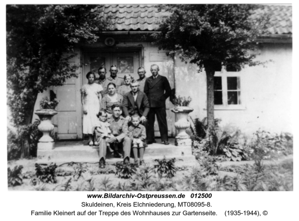 Skuldeinen, Familie Kleinert auf der Treppe des Wohnhauses zur Gartenseite