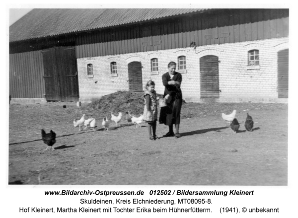 Skuldeinen, Hof Kleinert, Martha Kleinert mit Tochter Erika beim Hühnerfütterm