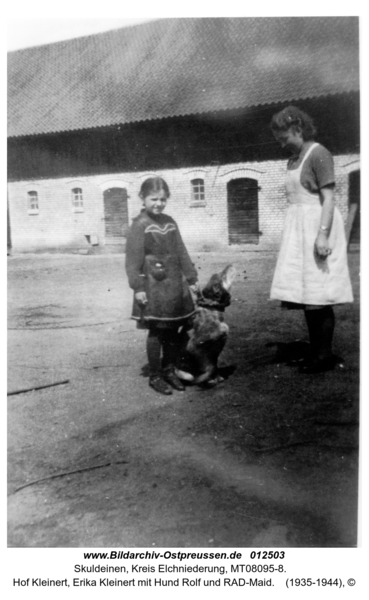 Skuldeinen, Hof Kleinert, Erika Kleinert mit Hund Rolf und RAD-Maid